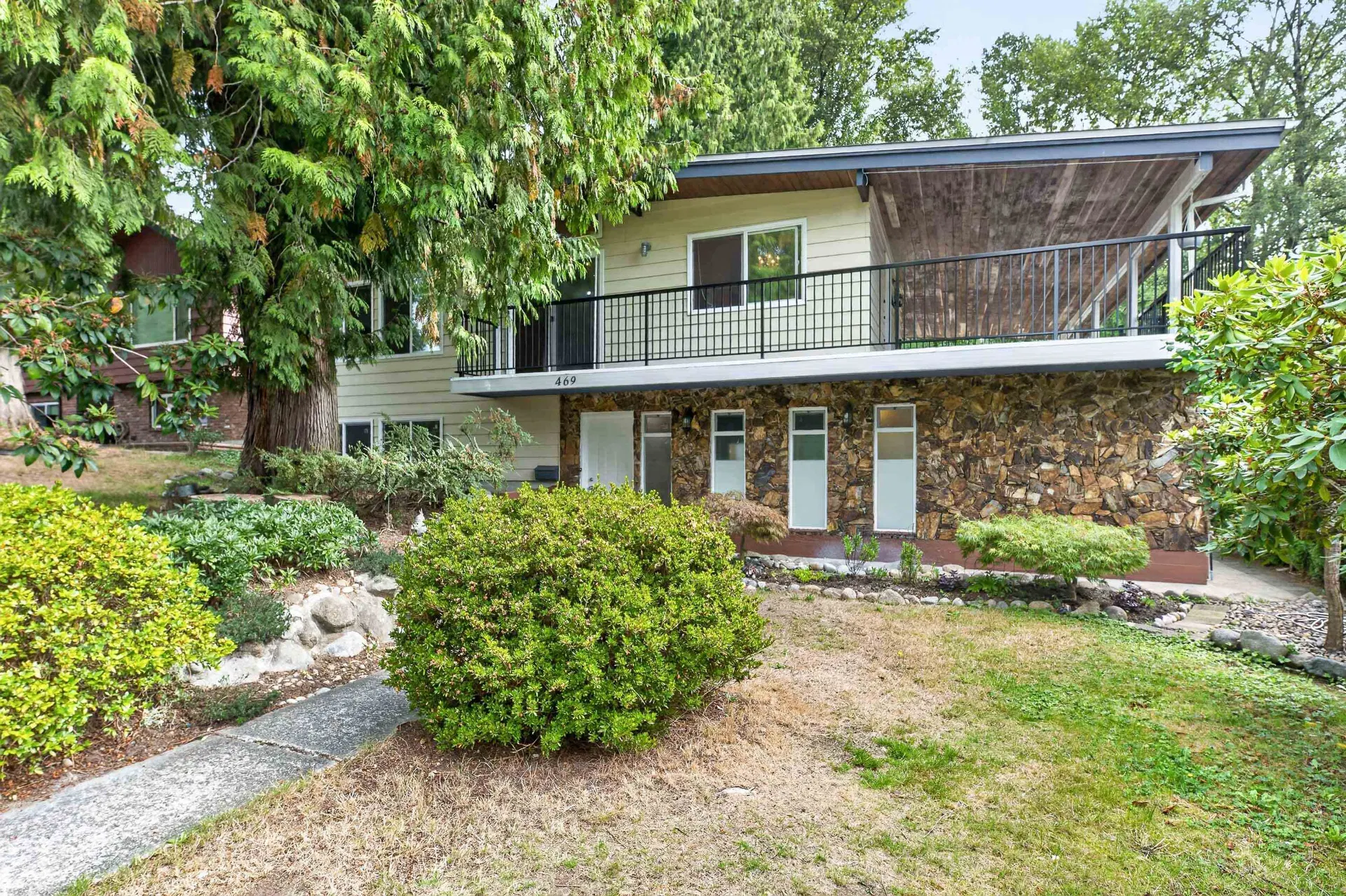 Photo 1 of 40 at 469 Laurentian Crescent