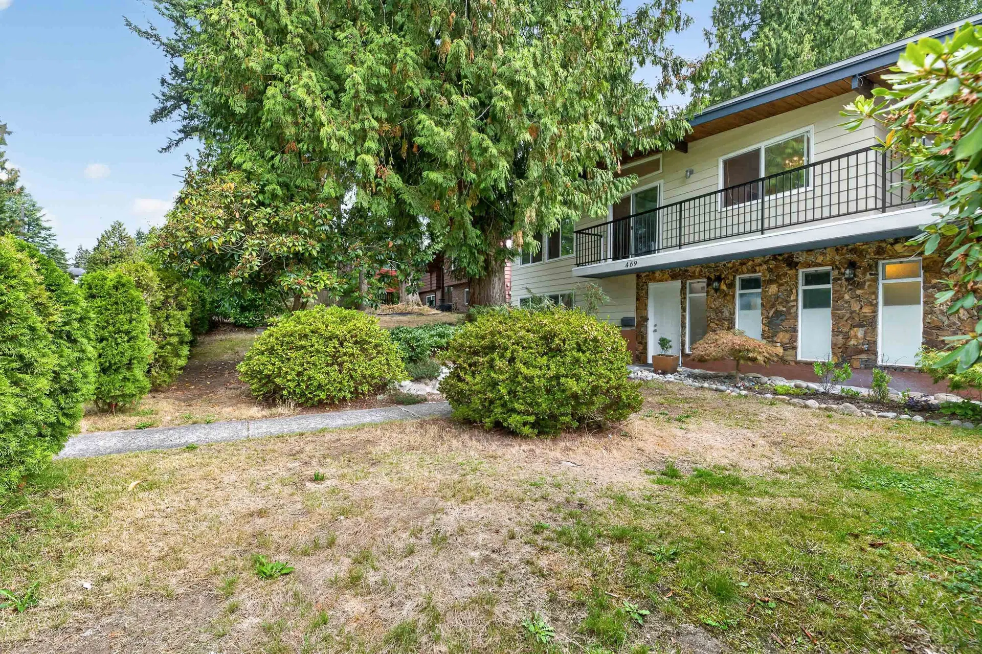 Photo 2 of 40 at 469 Laurentian Crescent