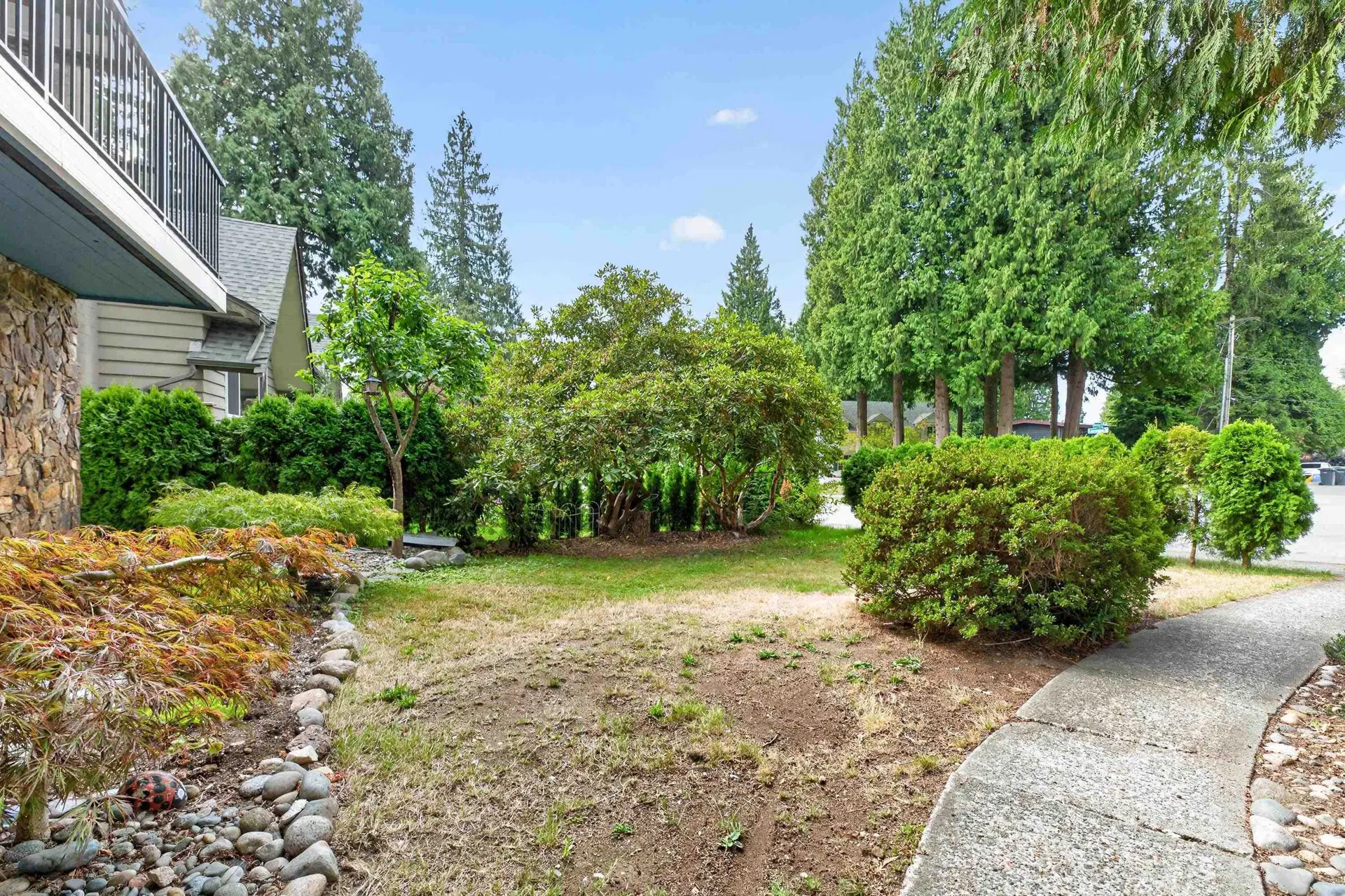 Photo 3 of 40 at 469 Laurentian Crescent