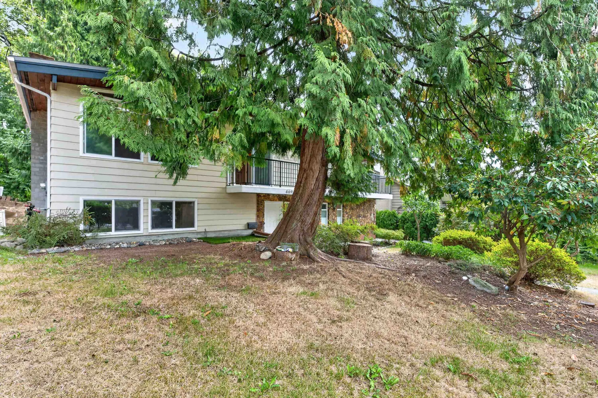 Photo 5 of 40 at 469 Laurentian Crescent