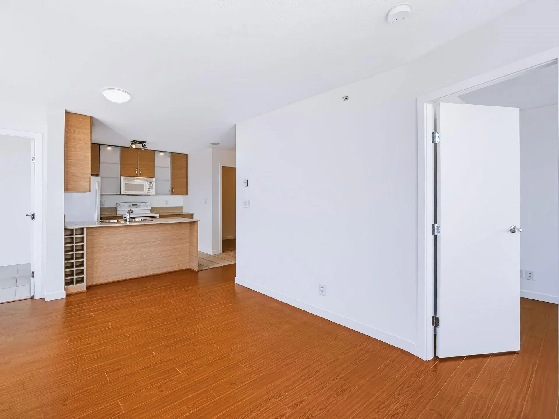 Photo 4 of 30 at #2105 – 977 Mainland Street