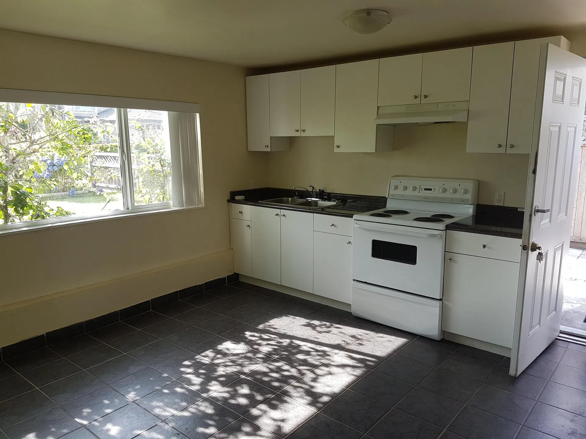 Photo 5 of 25 at 10120 Aintree Crescent