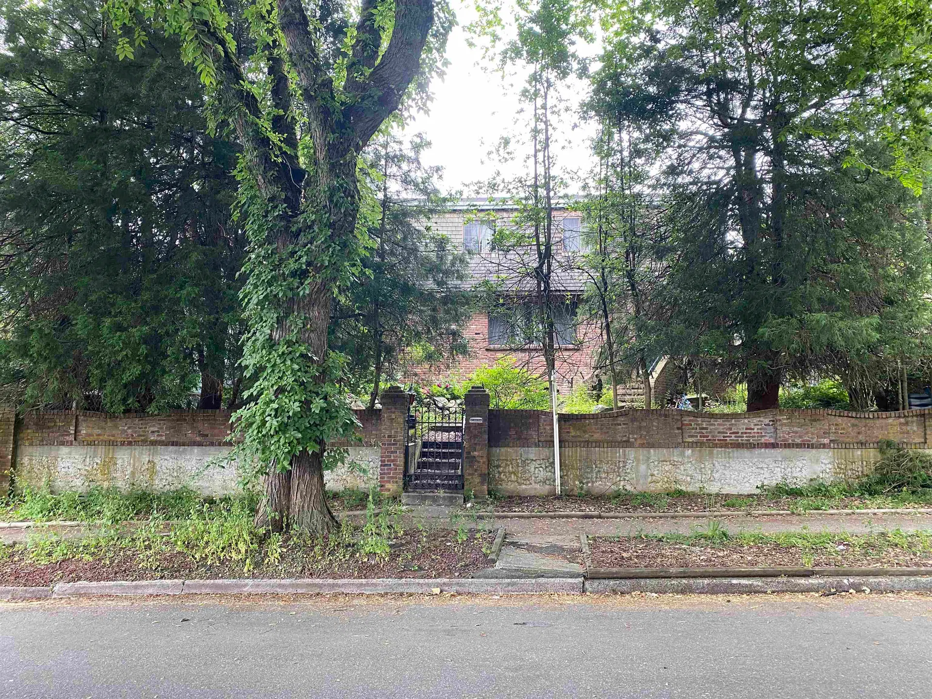 Photo 1 of 2 at 2371 E 6th Avenue