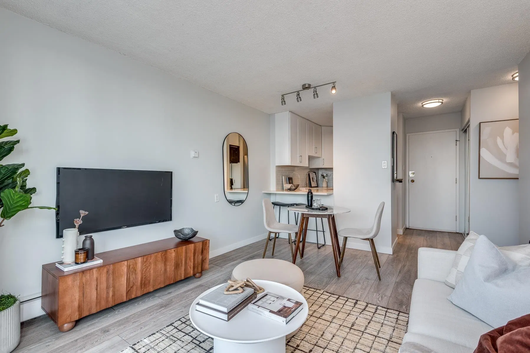 Photo 3 of 36 at #1401 – 1146 Harwood Street