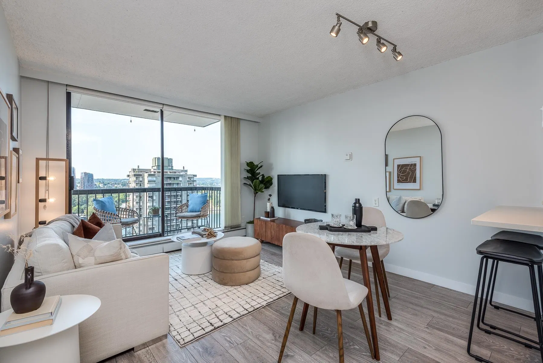 Photo 4 of 36 at #1401 – 1146 Harwood Street