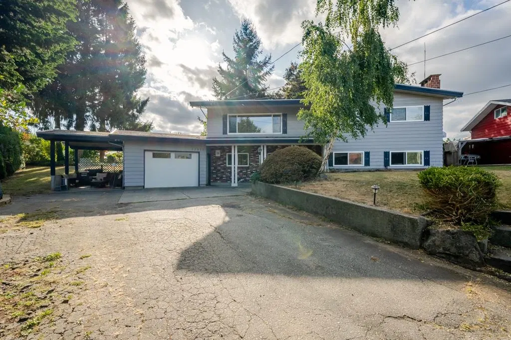 Photo 2 of 38 at 32670 Avalon Crescent