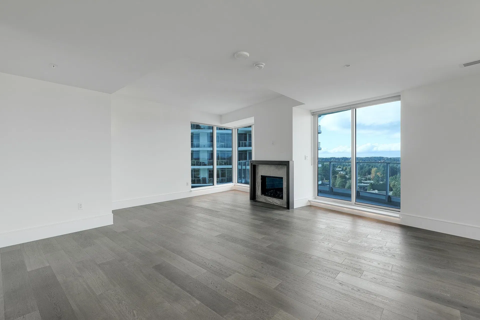 Photo 3 of 39 at #1401 – 1501 Foster Street