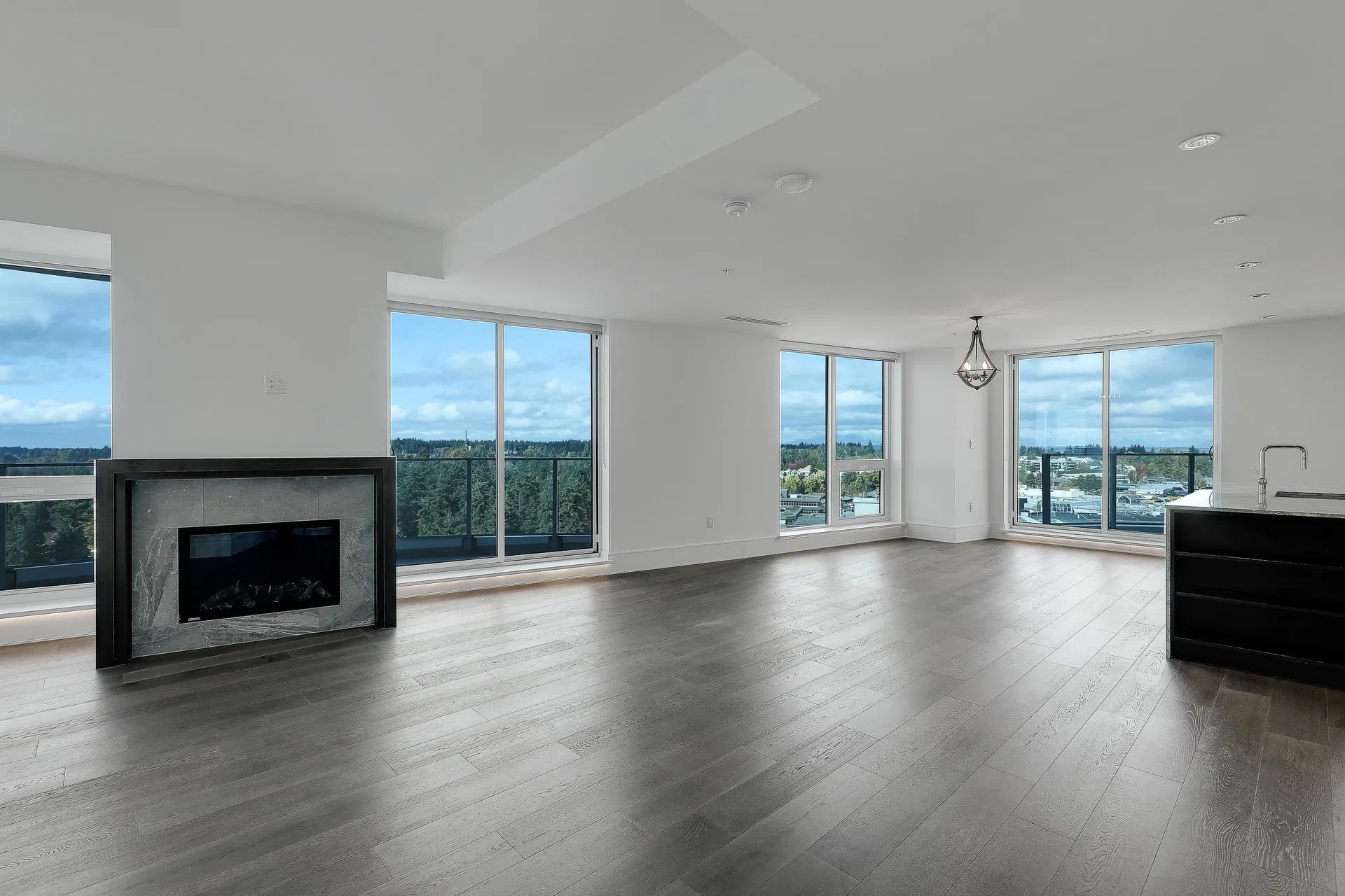 Photo 5 of 39 at #1401 – 1501 Foster Street