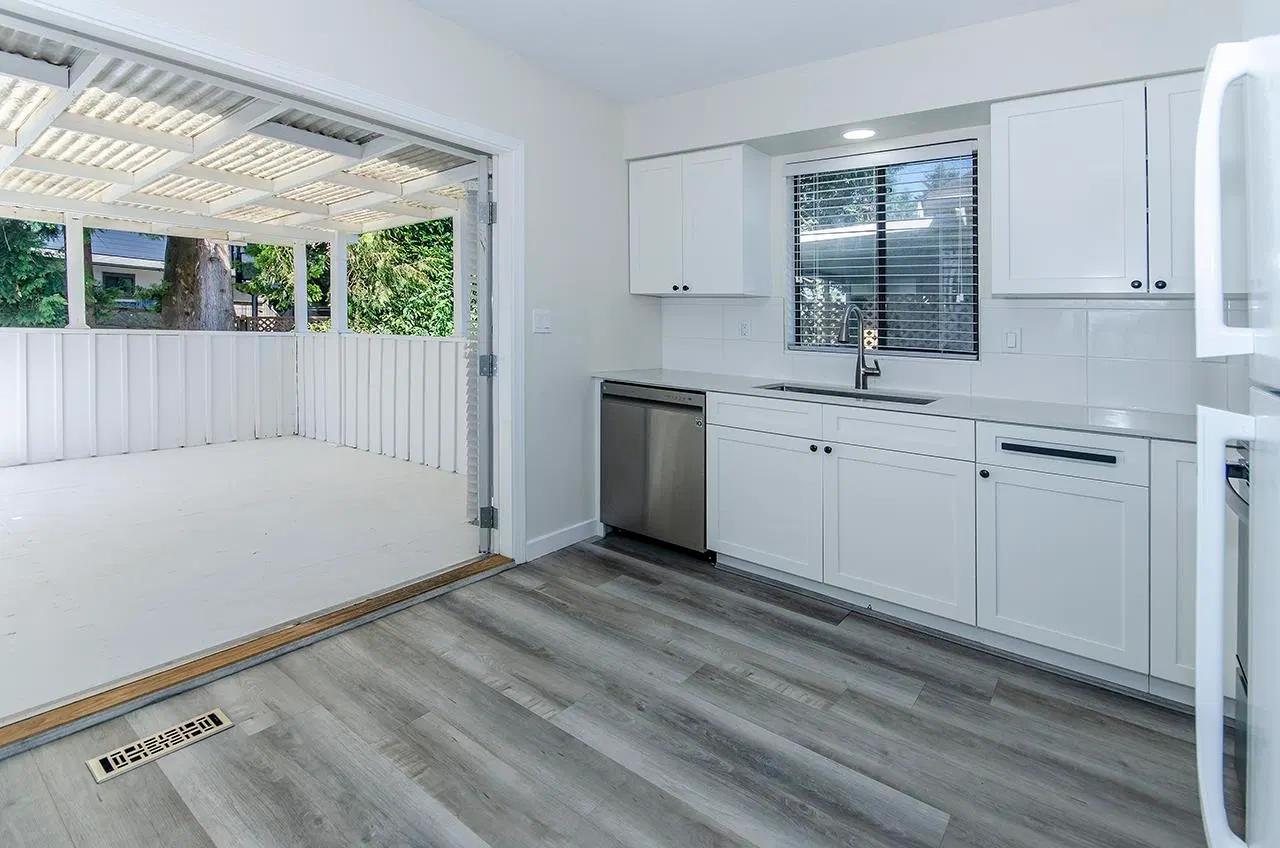 Photo 5 of 22 at Upper Level – 1220 Nestor Street