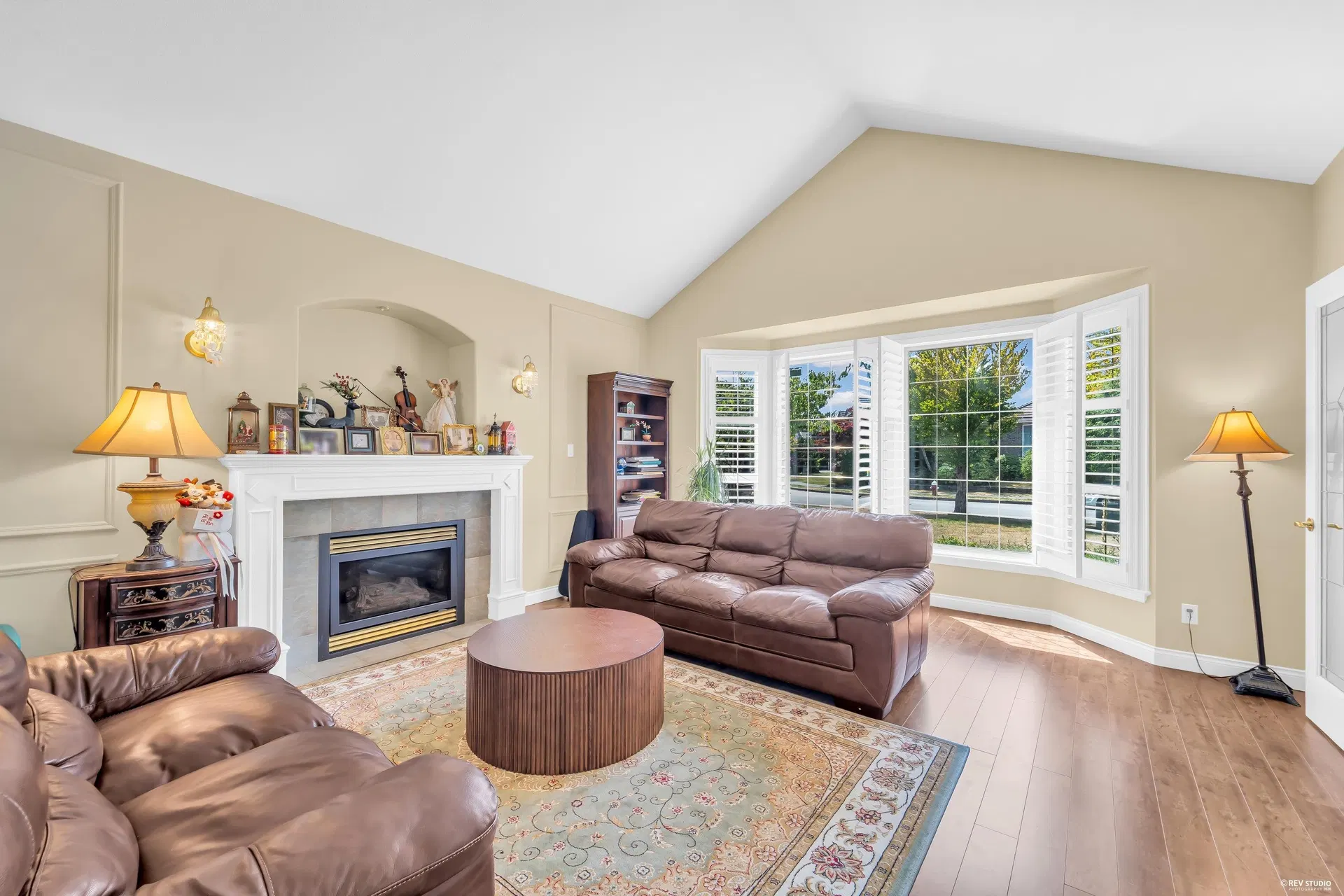 Photo 3 of 40 at 6231 Dunsmuir Crescent