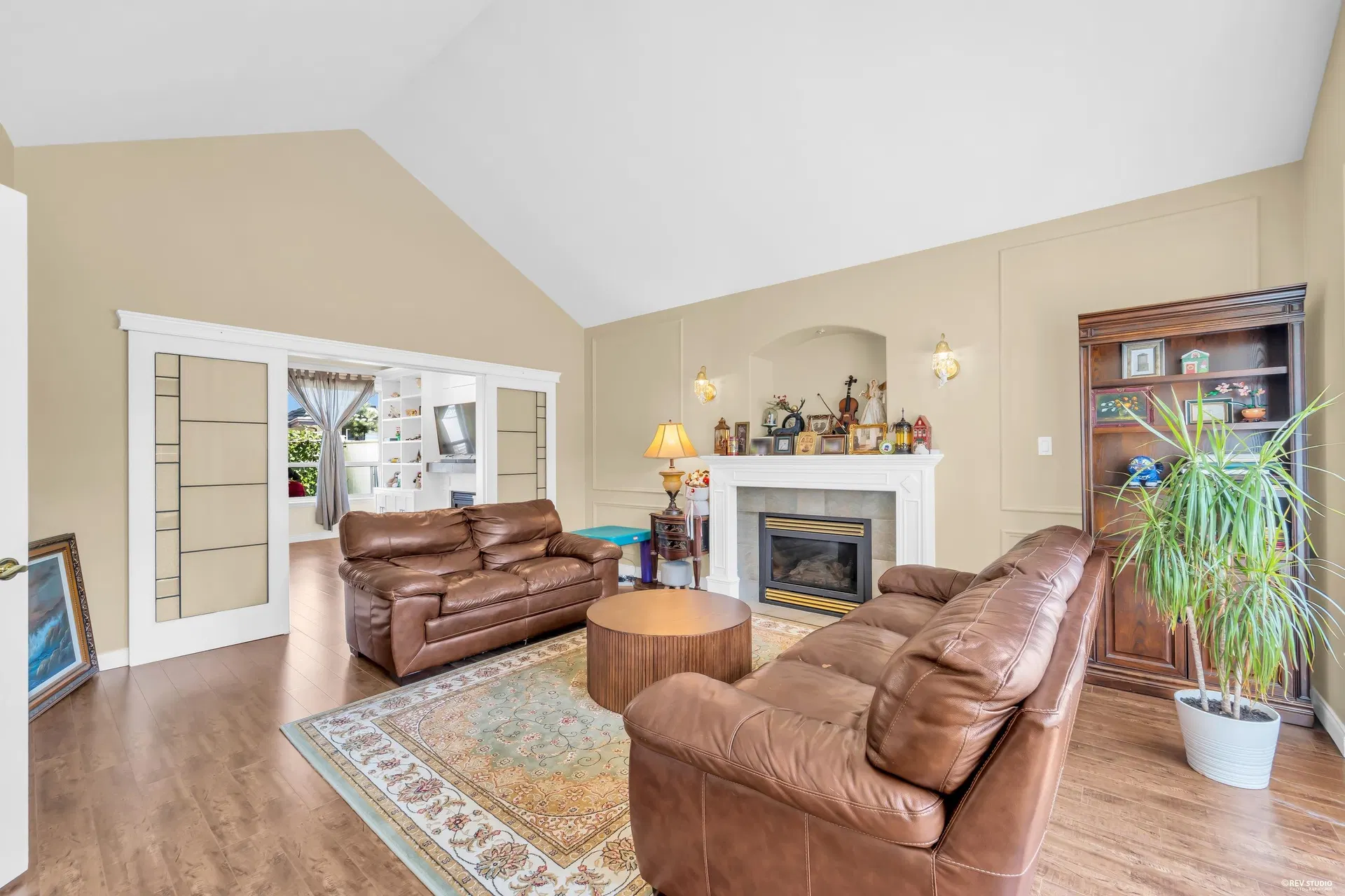 Photo 4 of 40 at 6231 Dunsmuir Crescent
