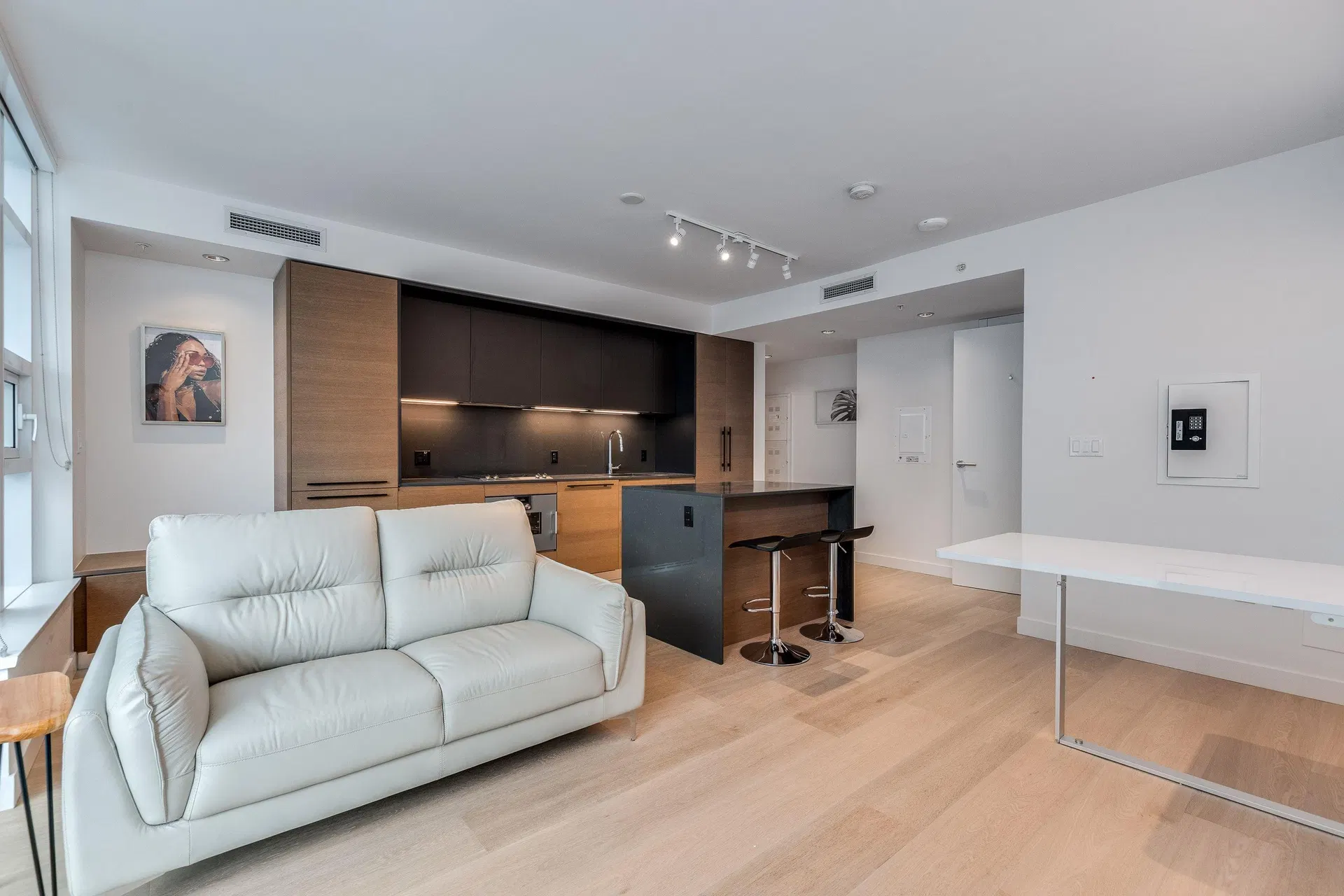 Photo 1 of 19 at #1003 – 1289 Hornby Street