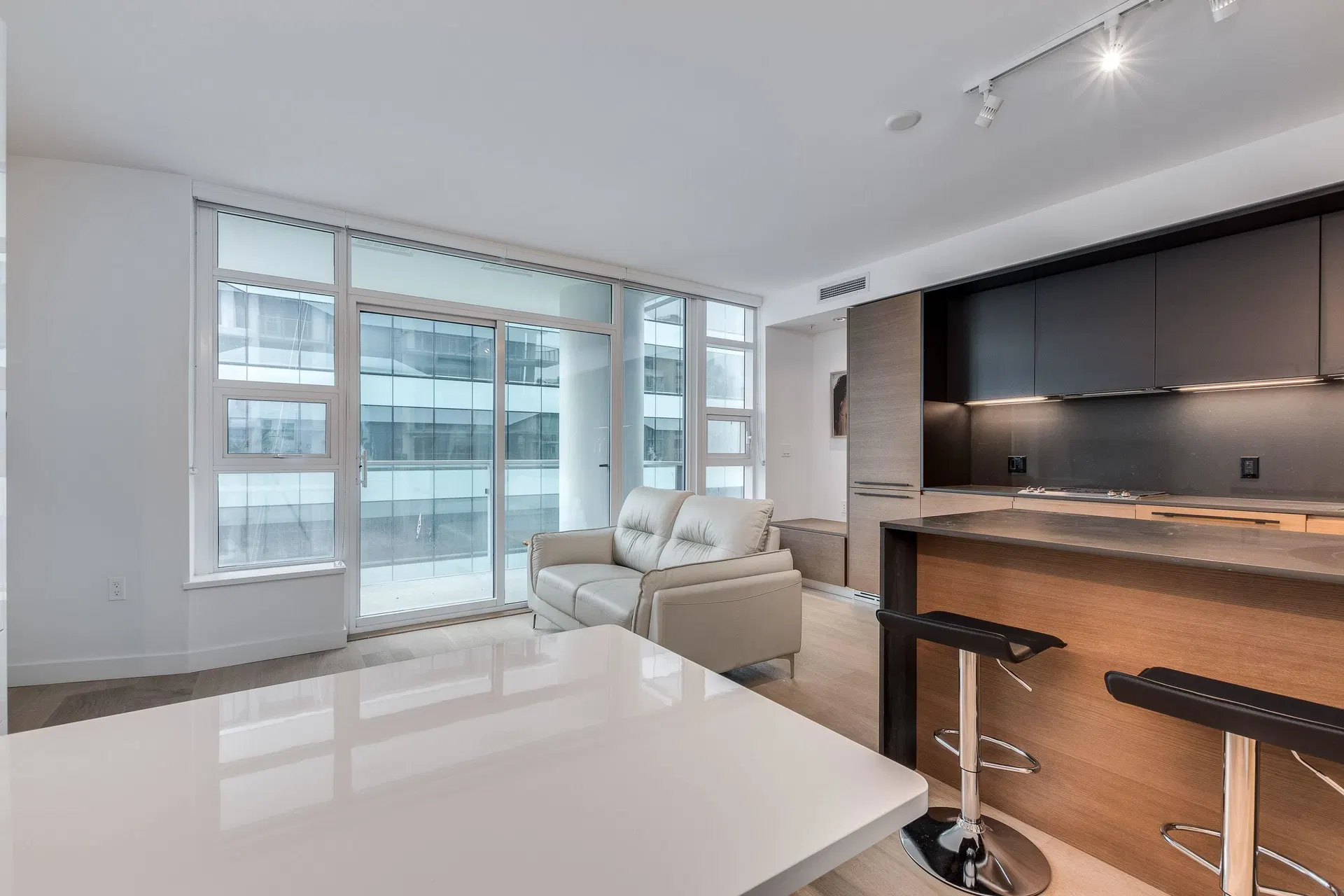 Photo 5 of 19 at #1003 – 1289 Hornby Street