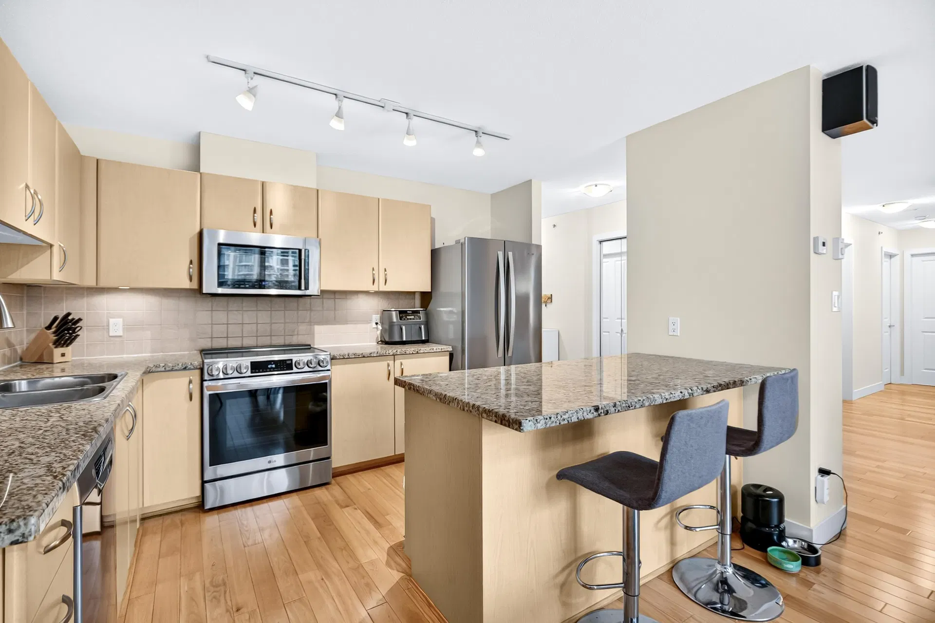 Photo 2 of 38 at #505 – 720 Hamilton Street