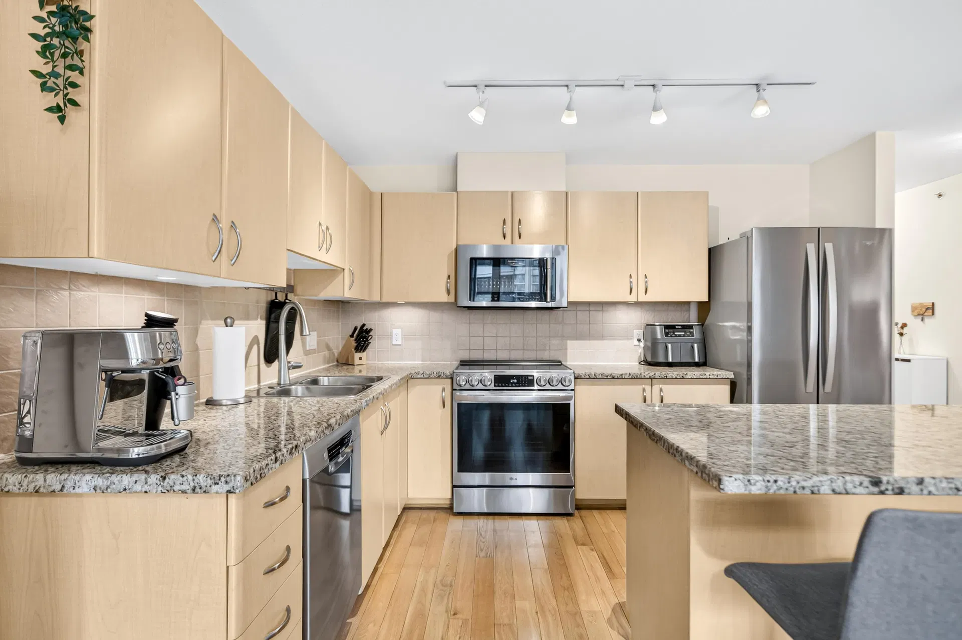 Photo 3 of 38 at #505 – 720 Hamilton Street
