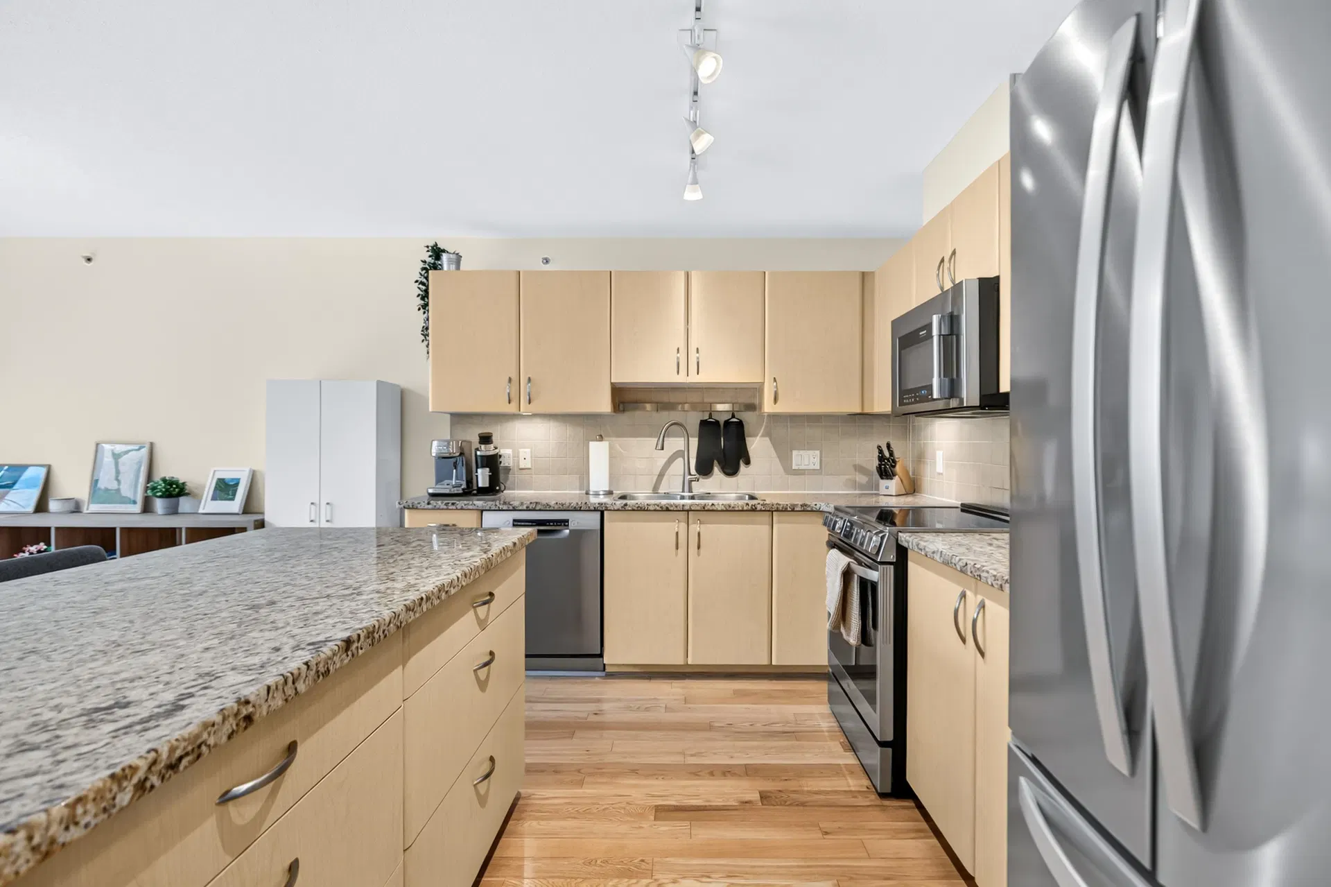 Photo 4 of 38 at #505 – 720 Hamilton Street