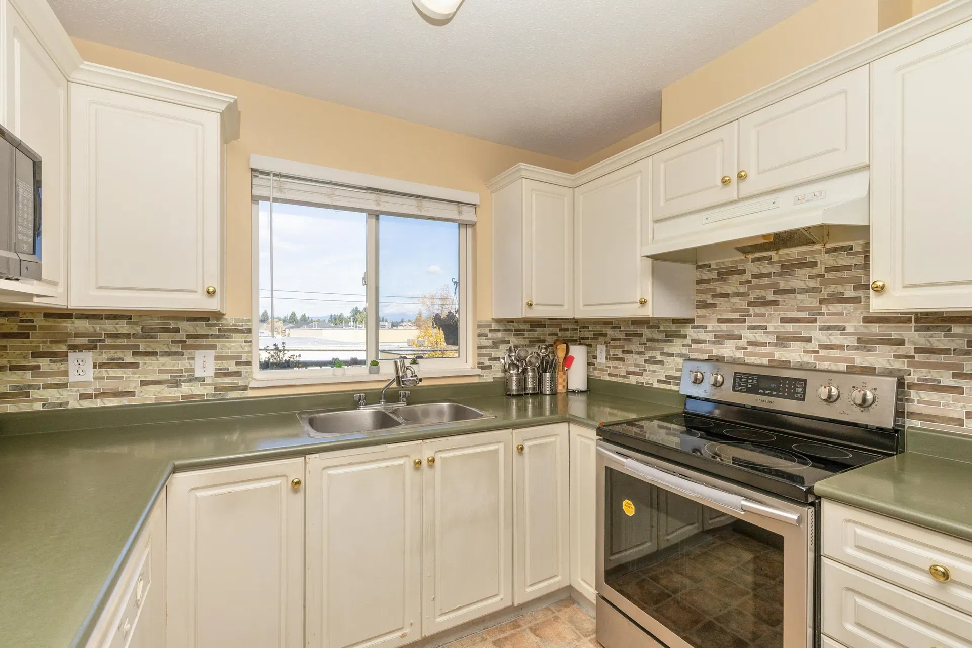 Photo 5 of 19 at #303 – 2350 Westerly Street