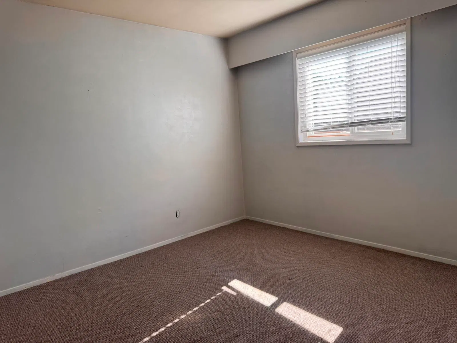 Photo 3 of 10 at 21729 124 Avenue