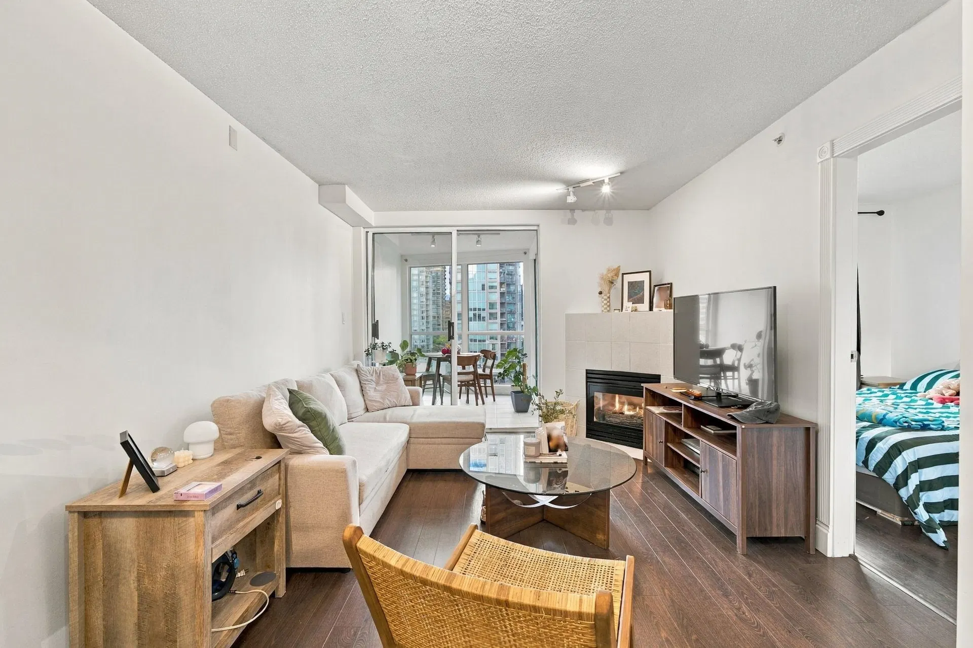Photo 2 of 26 at #1803 – 939 Homer Street