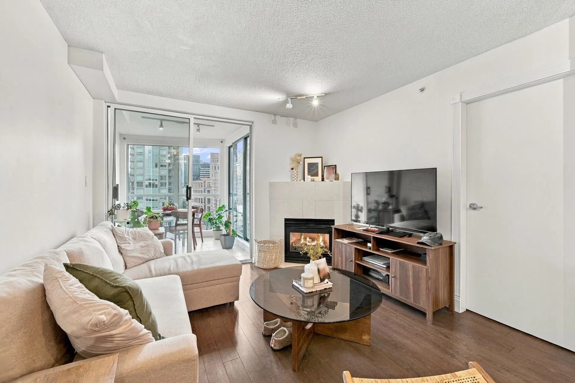 Photo 3 of 26 at #1803 – 939 Homer Street