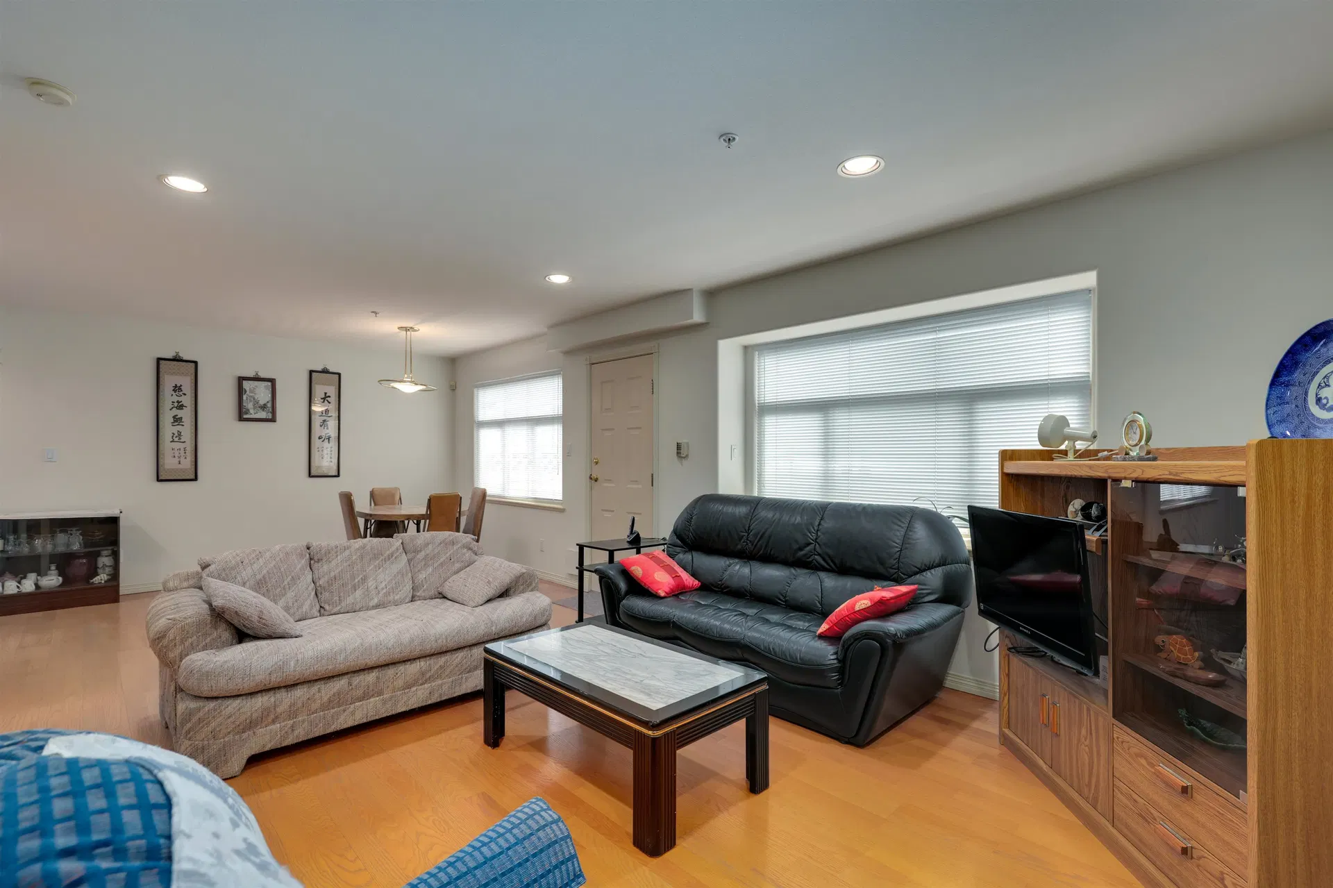Photo 3 of 27 at 8369 Shaughnessy Street