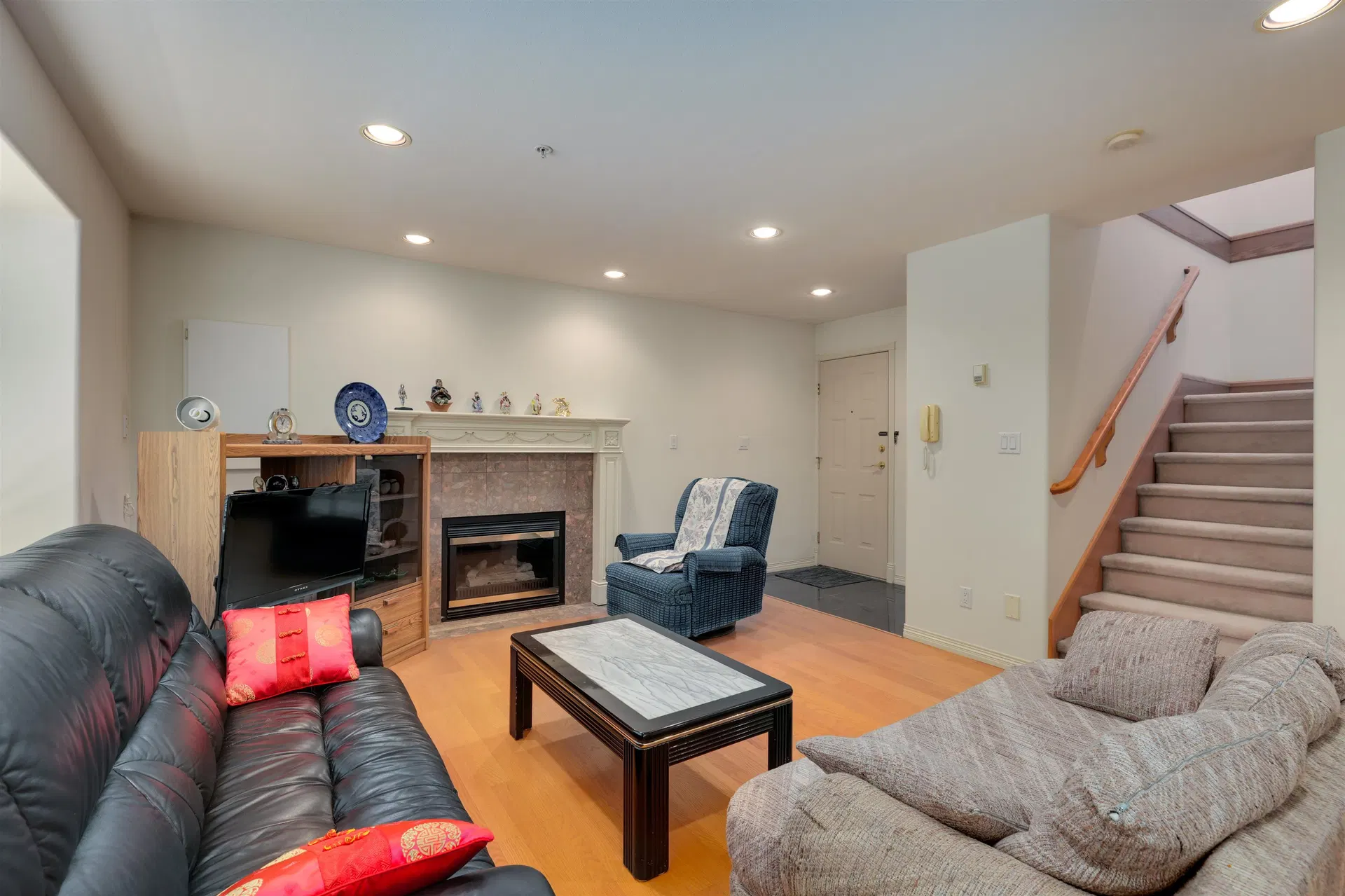 Photo 4 of 27 at 8369 Shaughnessy Street