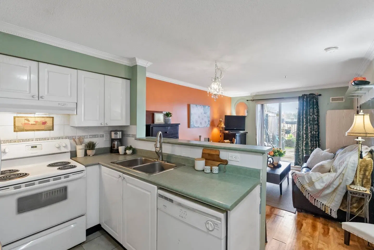 Photo 5 of 13 at #202 – 868 Kingsway