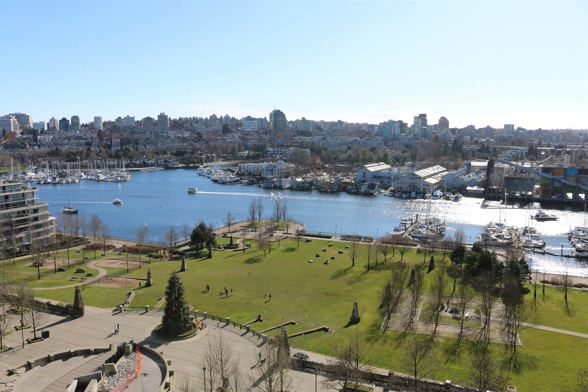 Photo 1 of 25 at #1606 – 583 Beach Crescent