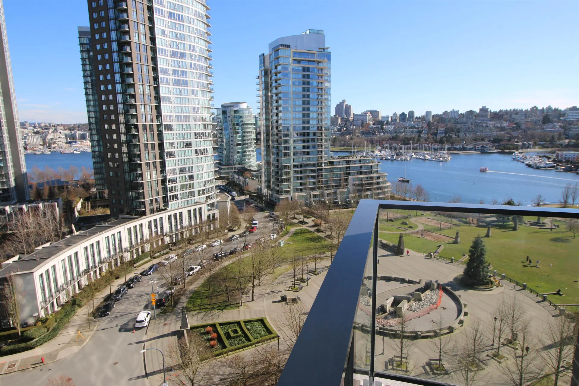 Photo 2 of 25 at #1606 – 583 Beach Crescent