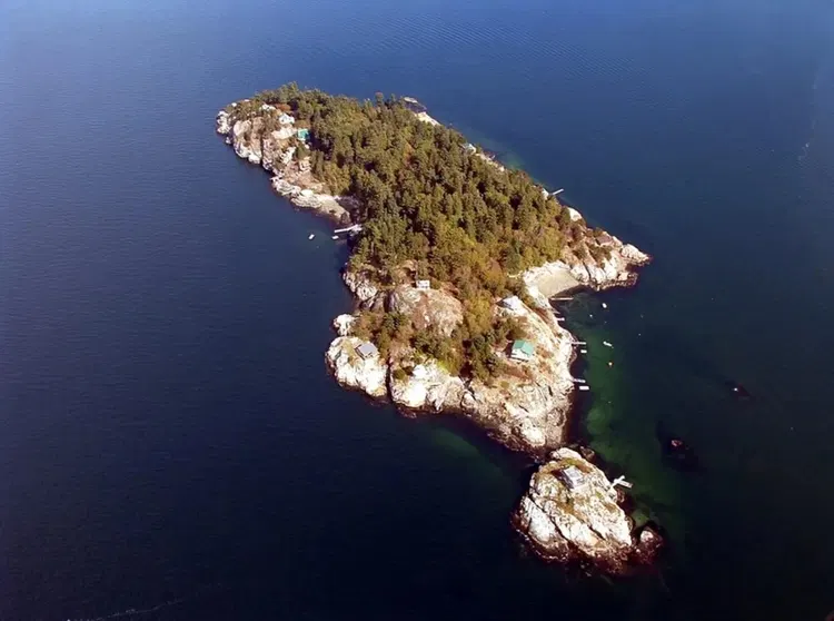 Photo 1 of 1 at 13 Passage Island
