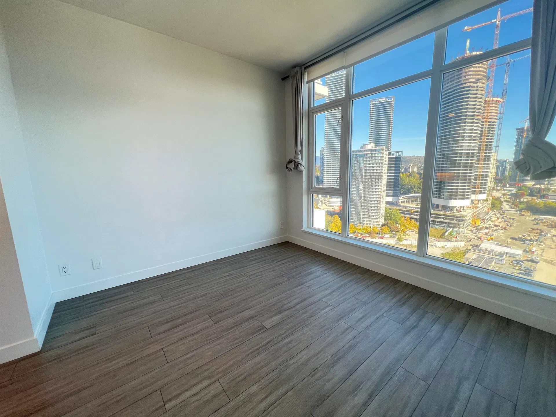 Photo 3 of 16 at #1801 – 2351 Beta Avenue