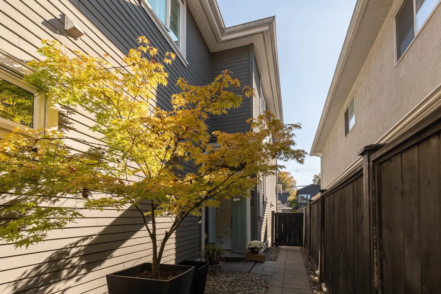 Photo 2 of 32 at 572 E 16th Avenue