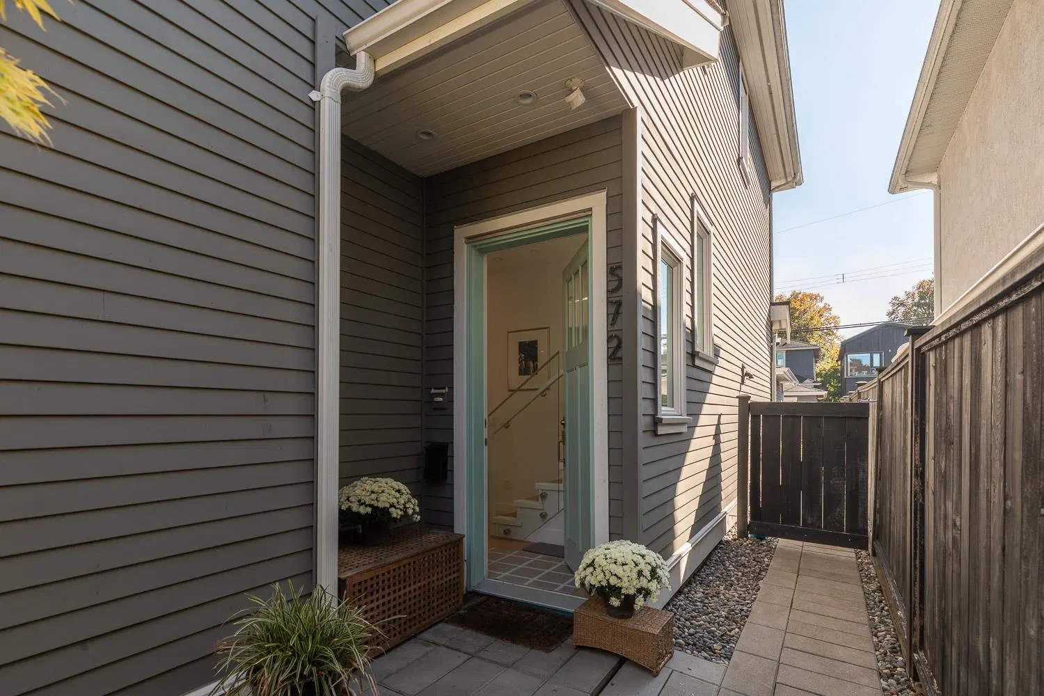 Photo 3 of 32 at 572 E 16th Avenue