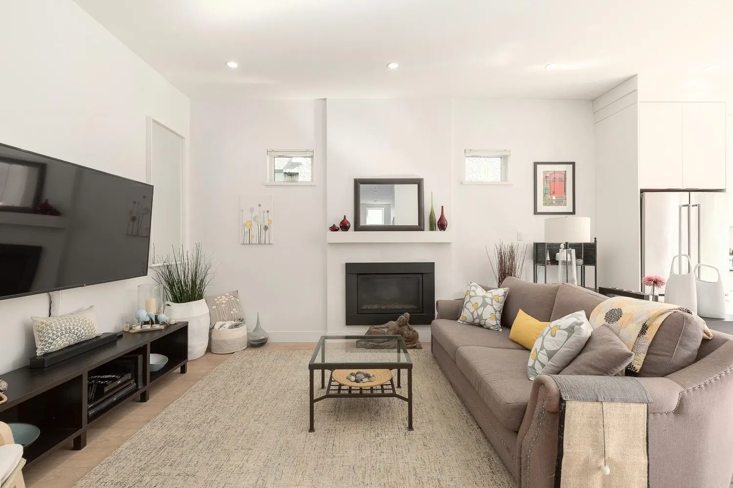 Photo 4 of 32 at 572 E 16th Avenue