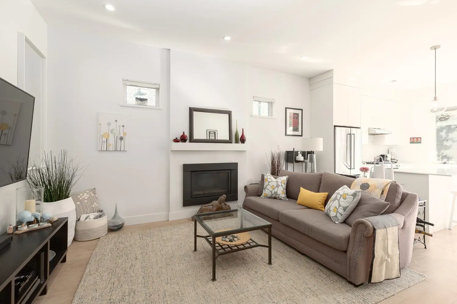 Photo 5 of 32 at 572 E 16th Avenue
