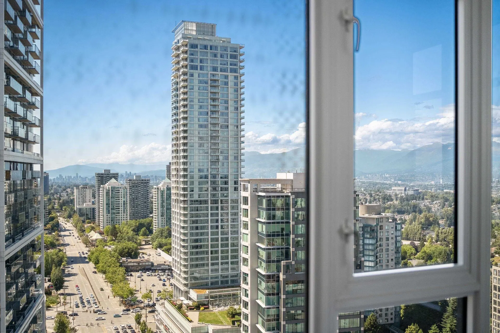Photo 5 of 40 at #2803 – 4688 Kingsway