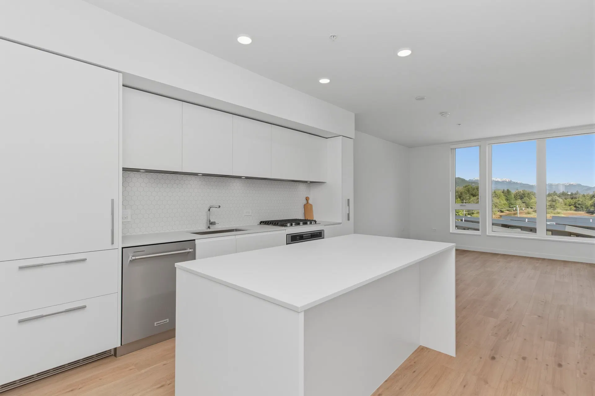 Photo 5 of 40 at #419 – 1500 Scott Cres