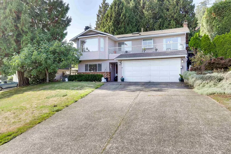 Photo 2 of 33 at 468 Cariboo Crescent