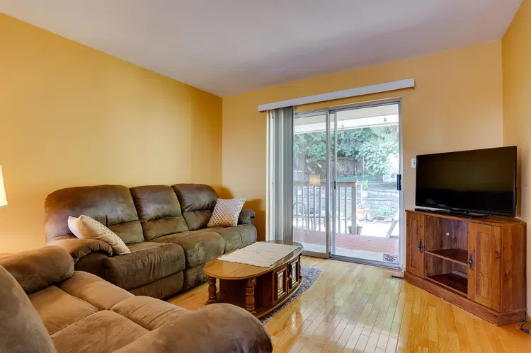 Photo 4 of 33 at 468 Cariboo Crescent