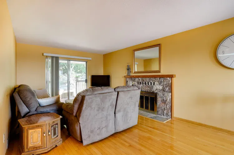 Photo 5 of 33 at 468 Cariboo Crescent