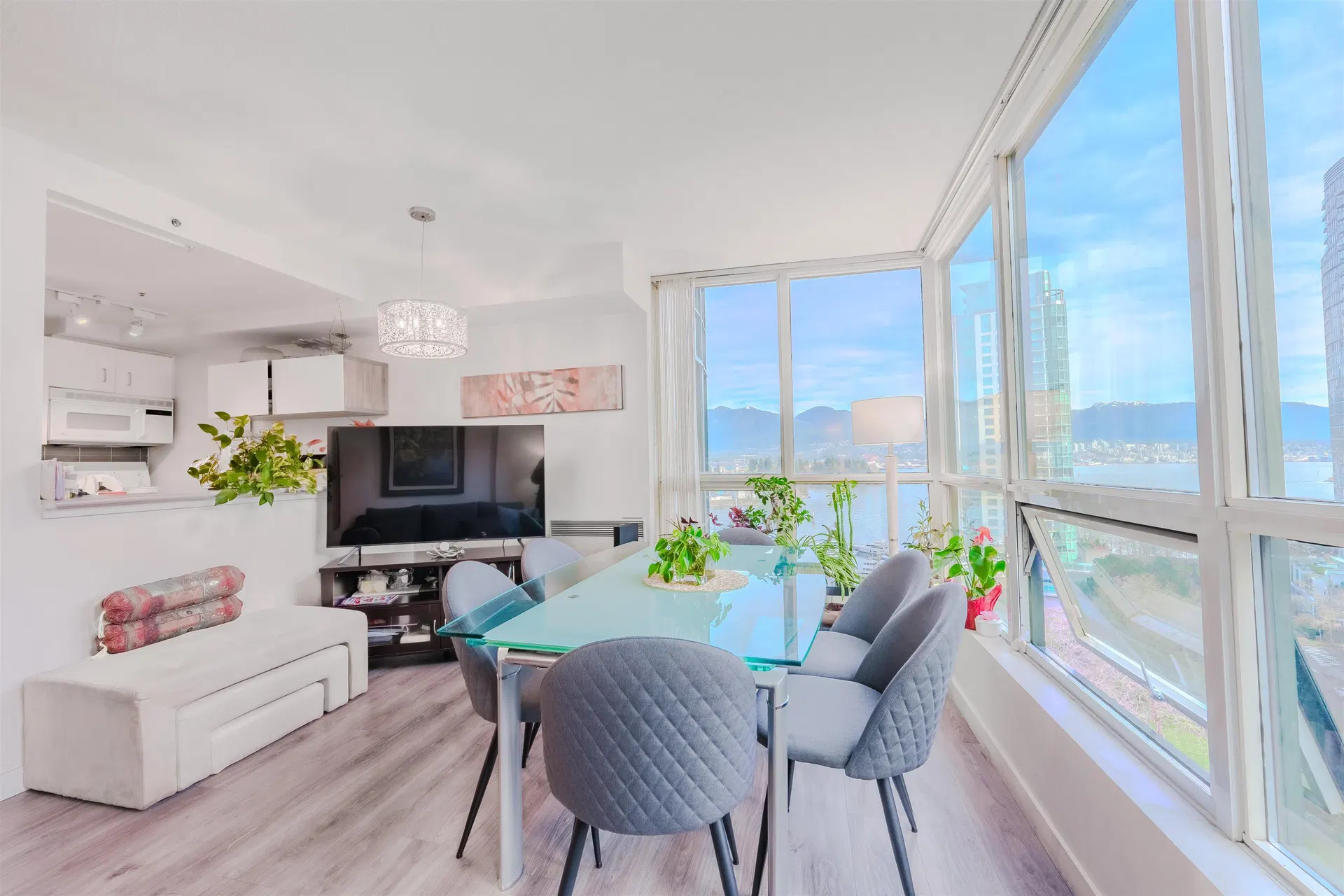 Photo 2 of 40 at #1204 – 555 Jervis Street