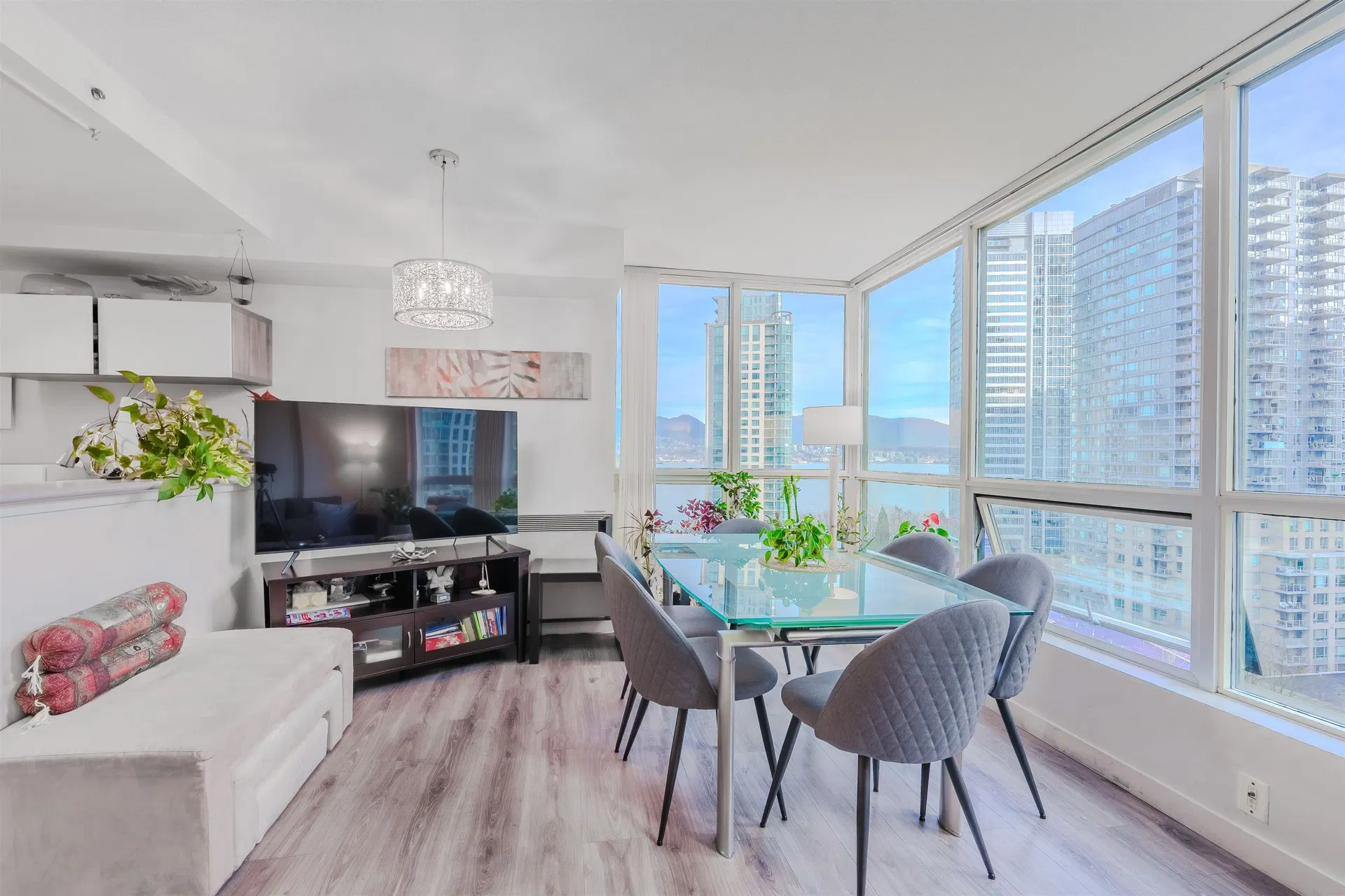 Photo 3 of 40 at #1204 – 555 Jervis Street