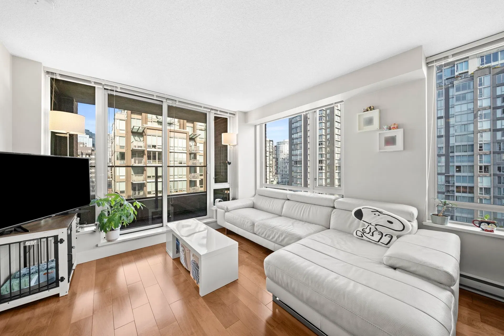 Photo 2 of 26 at #1506 – 1088 Richards Street