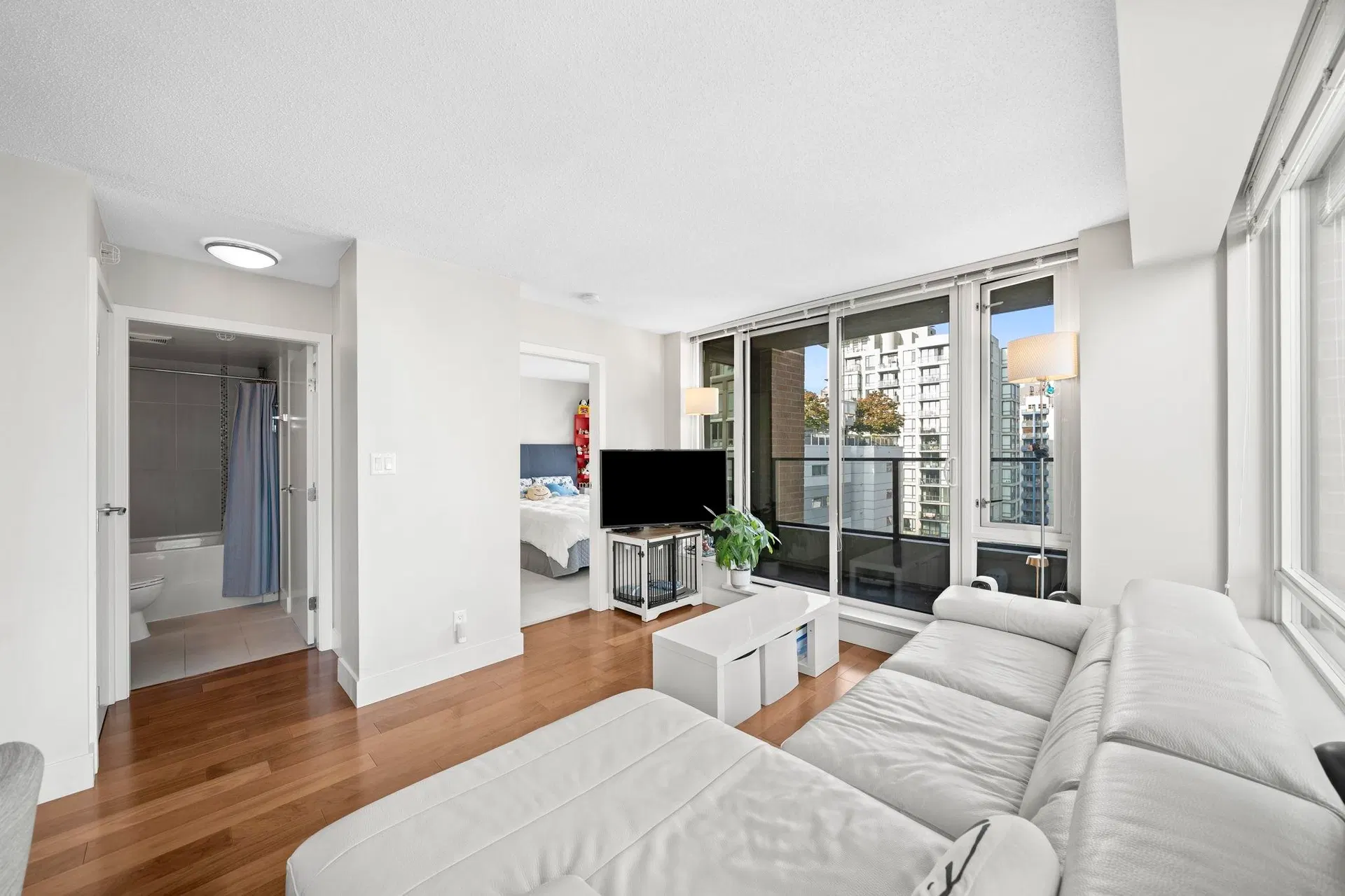 Photo 4 of 26 at #1506 – 1088 Richards Street