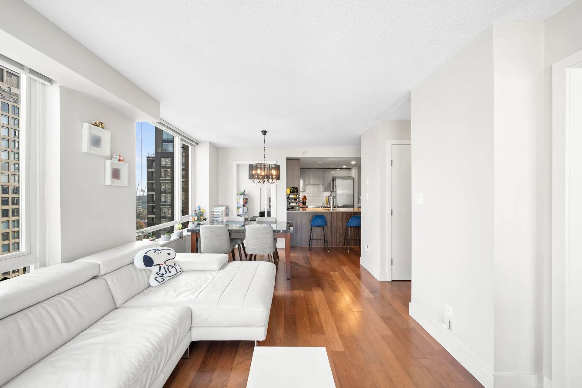 Photo 5 of 26 at #1506 – 1088 Richards Street