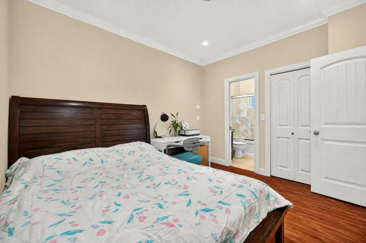 Photo 5 of 22 at 6676 Victoria Drive