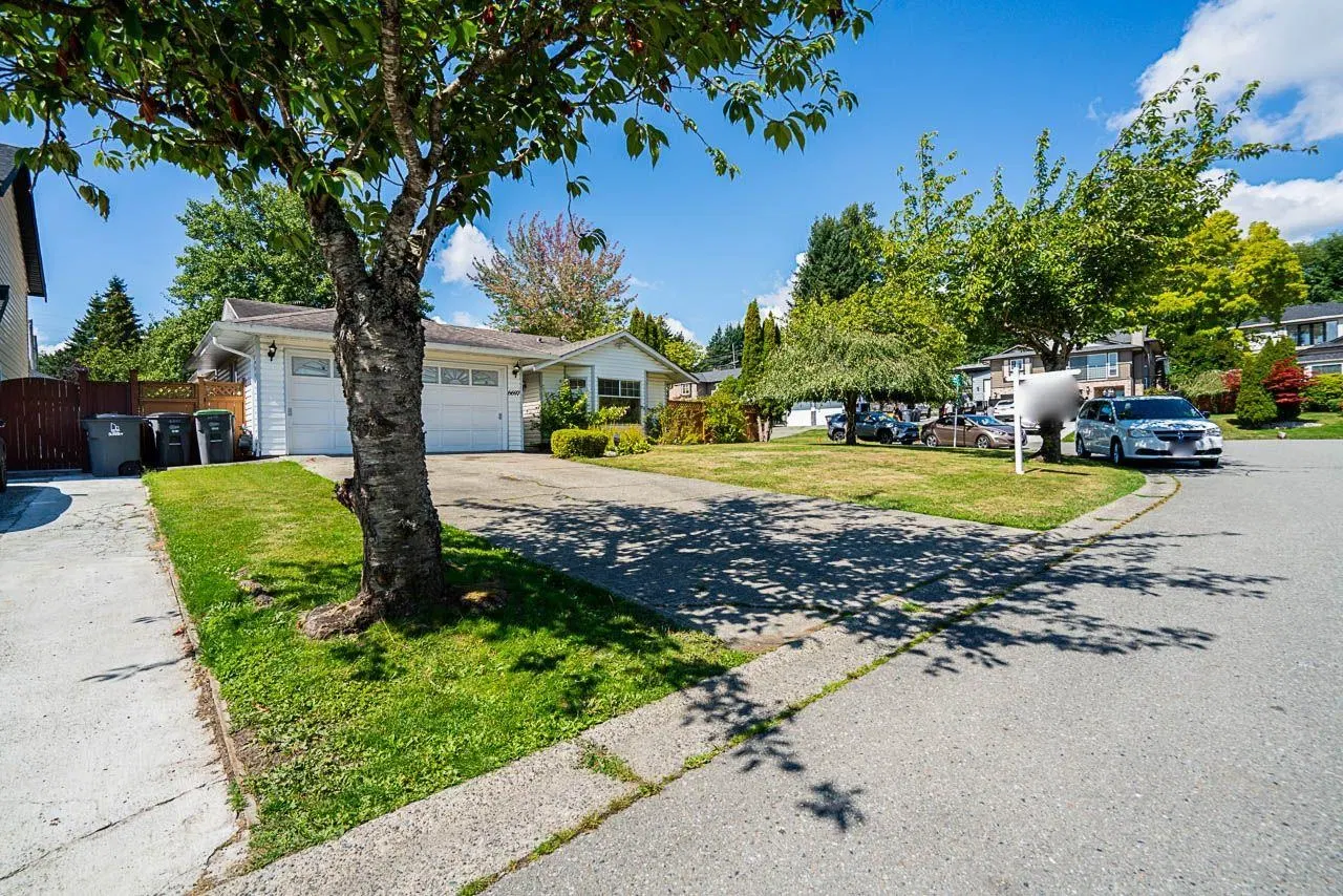 Photo 3 of 32 at 6697 141a Street
