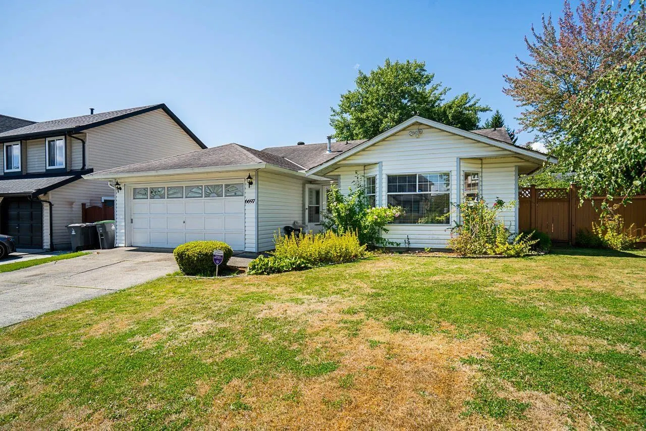 Photo 4 of 32 at 6697 141a Street