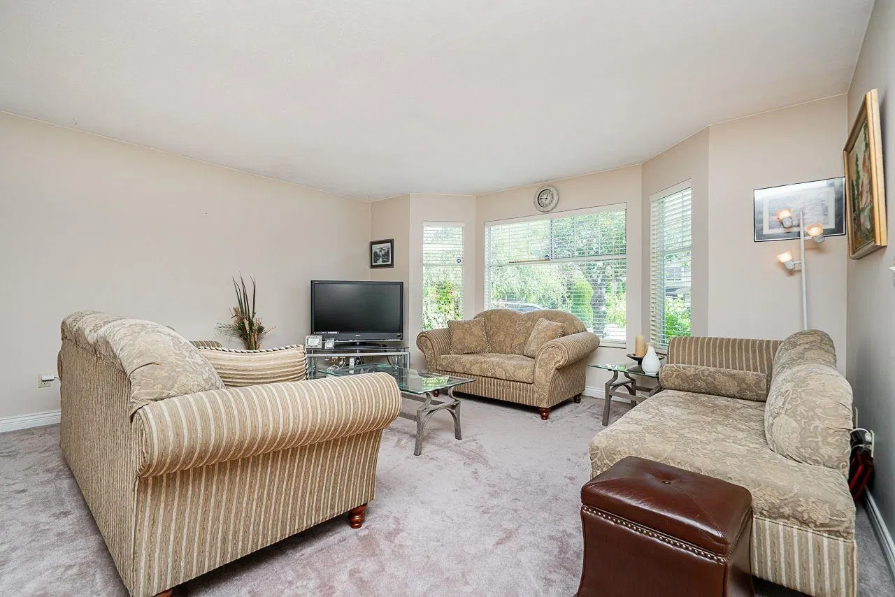 Photo 5 of 32 at 6697 141a Street
