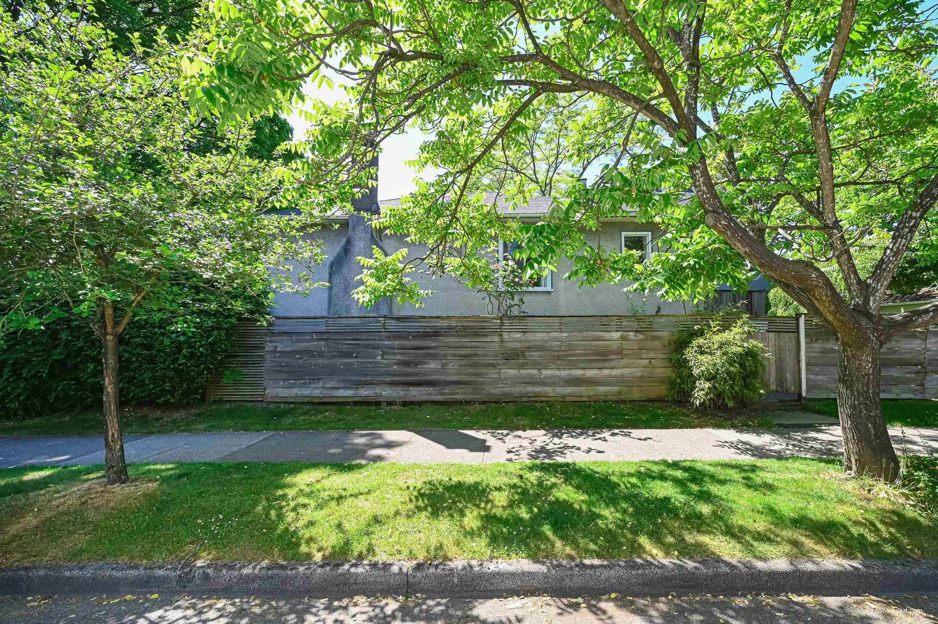 Photo 2 of 32 at 3305 W 6th Avenue